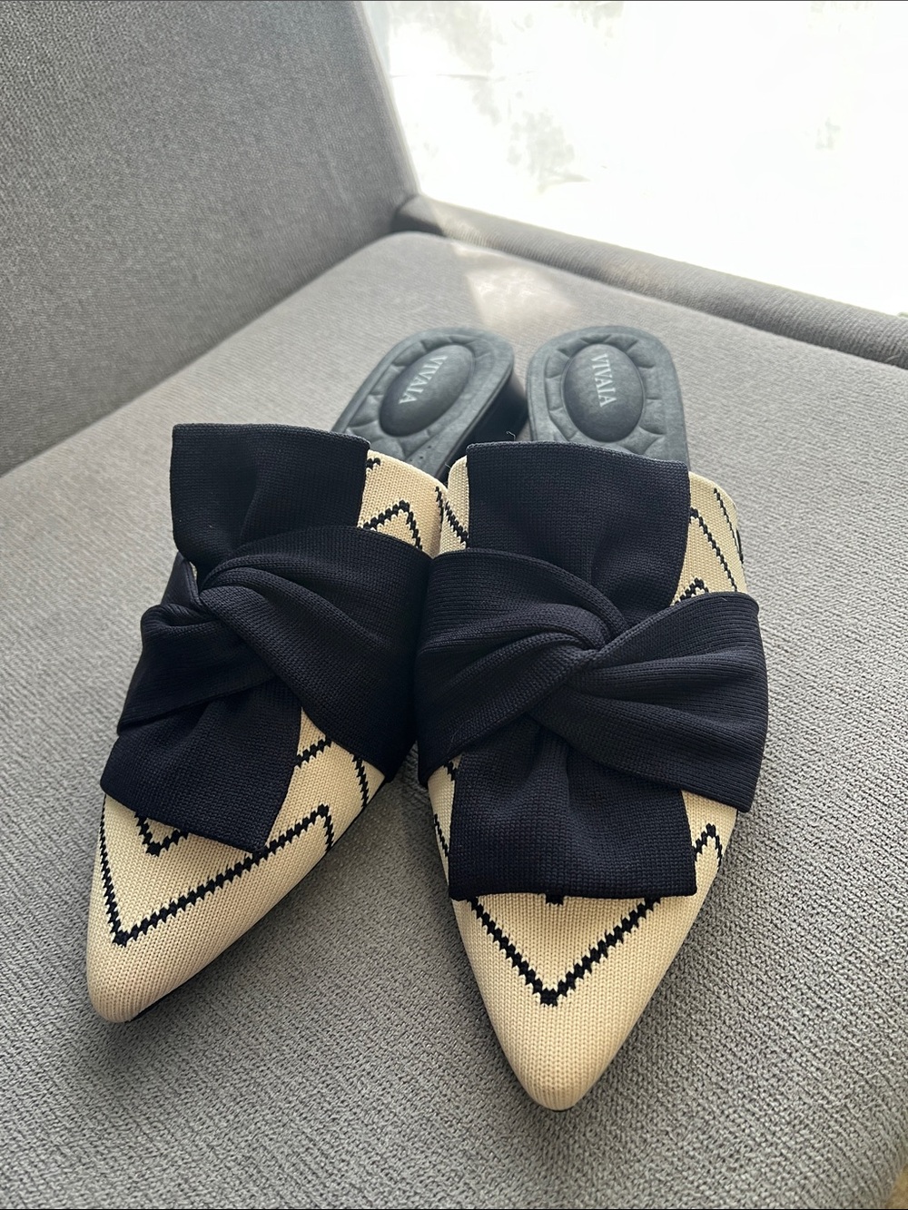 Vaneli Black & Cream Pointed Knot-Trim Mule